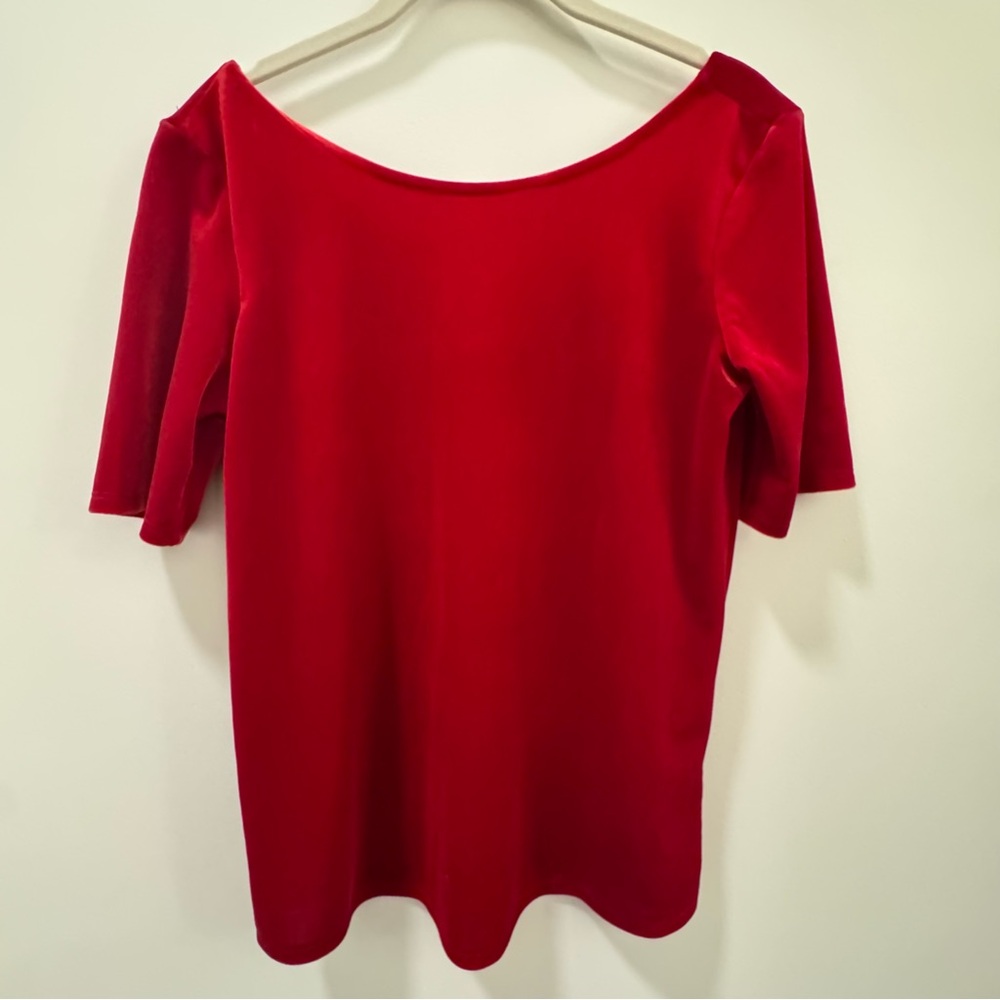 Gibson Velvet Red Short Sleeve Top with scoop back, petite Small